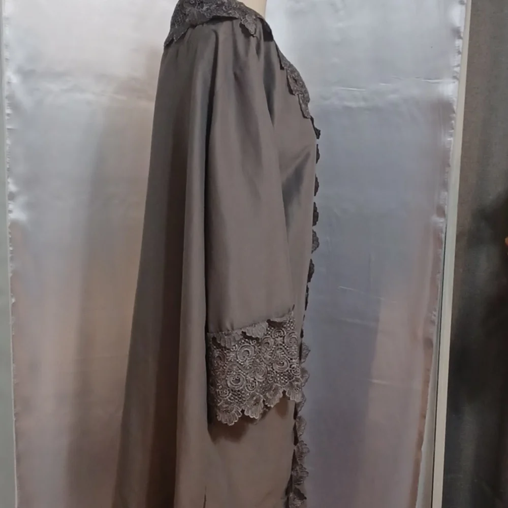 Highgate Manor Decorative Robe - Picture 3 of 6
